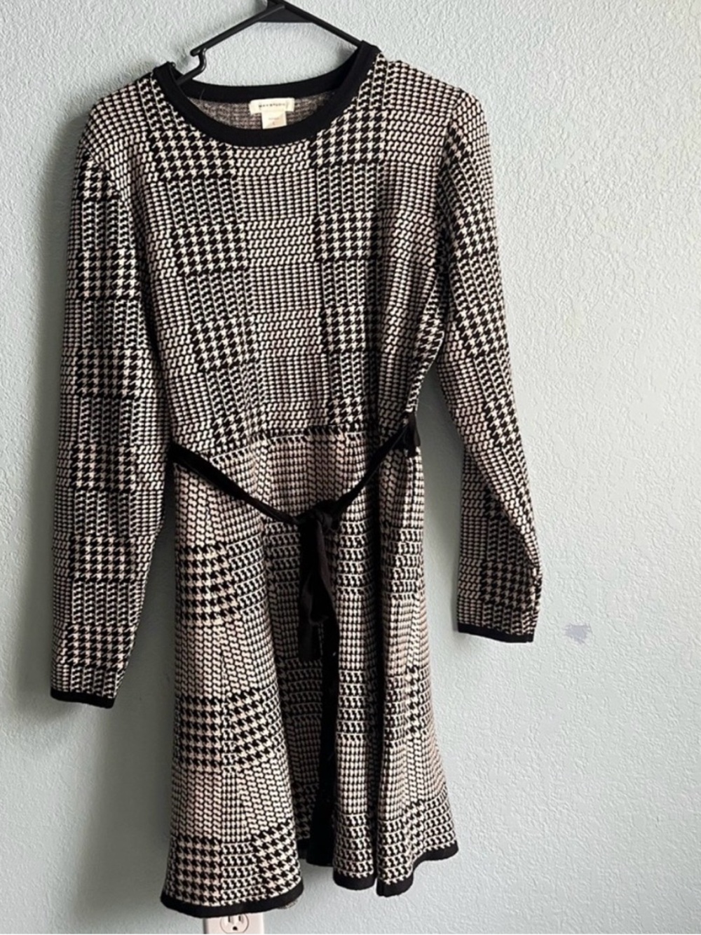 Max Studio Black and Cream Houndstooth Long Sleeve Knit Dress